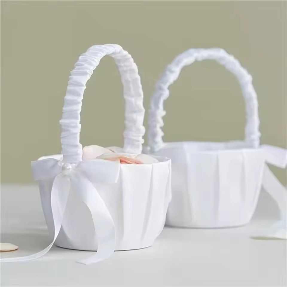 Biały satynowy kosz na kwiaty  – Wedding Hampers recenzja i cena