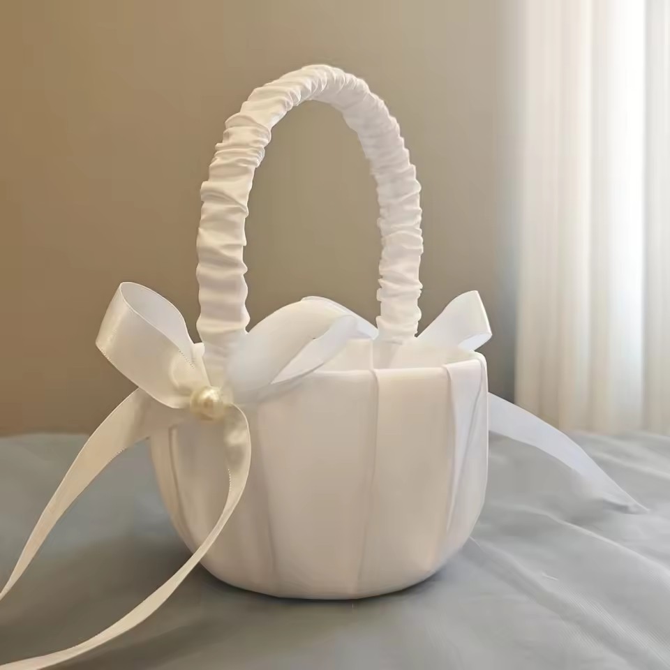 Biały satynowy kosz na kwiaty  – Wedding Hampers recenzja i cena
